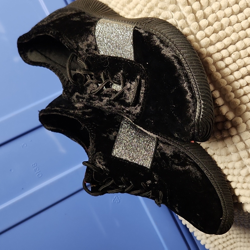 Bamboo velvet sneakers.